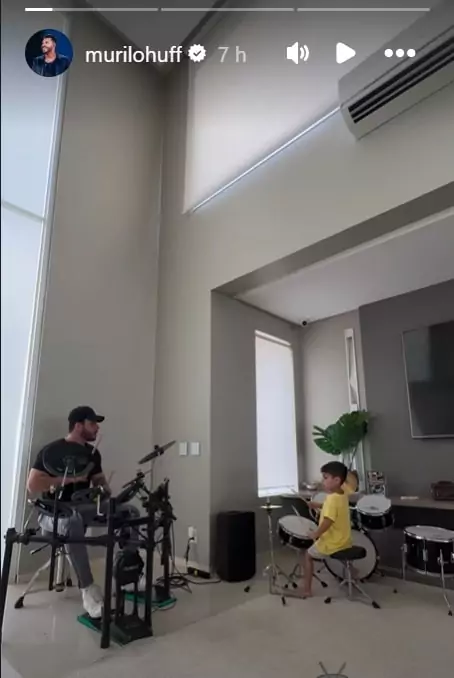 Murilo Huff tocando bateria junto com a filha com Marília Mendonça