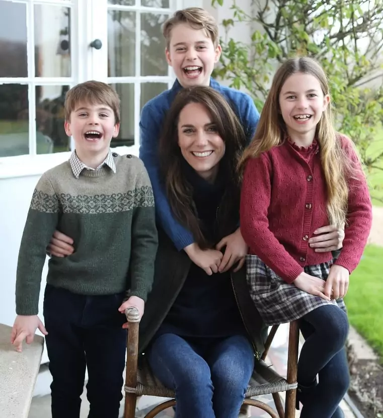 Princesa Kate Middleton junto com filhos com príncipe William