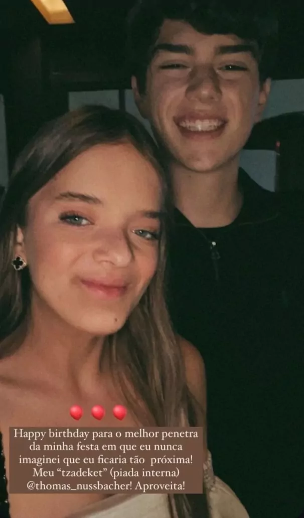 Rafaella Justus com o menino que foi penetra em sua festa e se tornou seu amigo