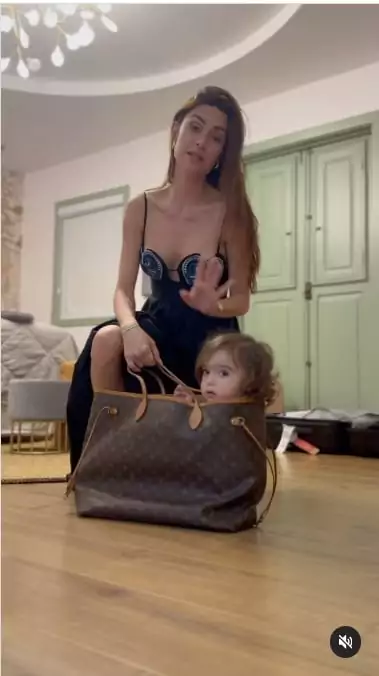 Thaila Ayala exibe sua filha dentro de bolsa de grife e impressiona 