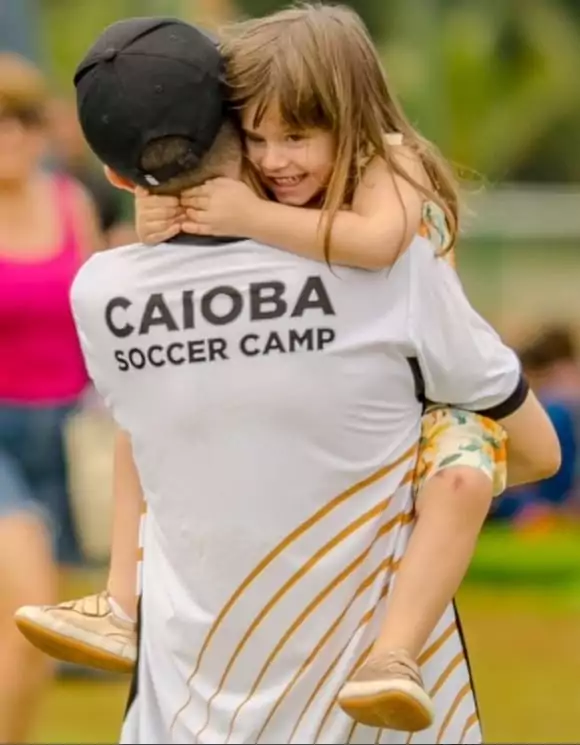 Tiago Leifert junto com a menina Lua