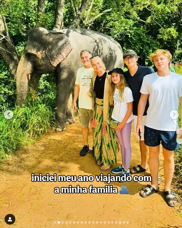 Angélica e Luciano Huck posam com seus filhos em safari e impressionam 