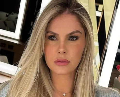 Bárbara Evans exibe um de seus filhos gêmeos se divertindo ao andar a cavalo e encanta