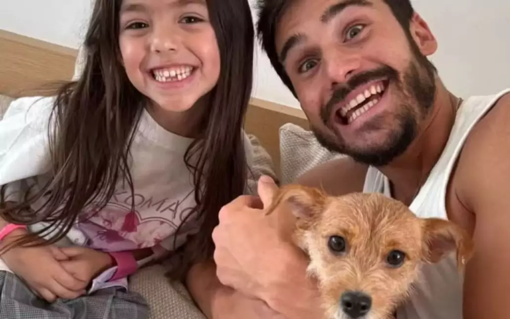 A filha de Sabrina e Duda Nagle ganhou uma cadelinha de presente de Natal