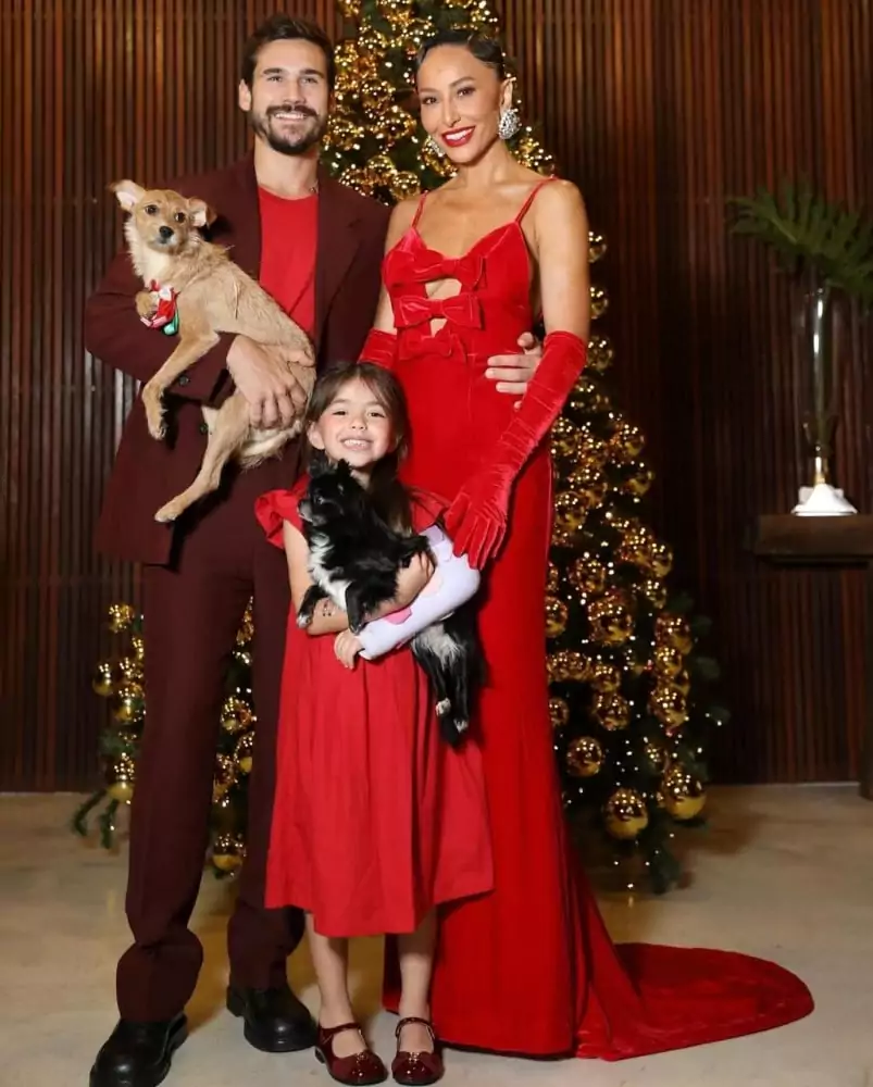 Zoe, filha de Sabrina Sato e Duda Nagle, passou o Natal com a mãe e o padrasto