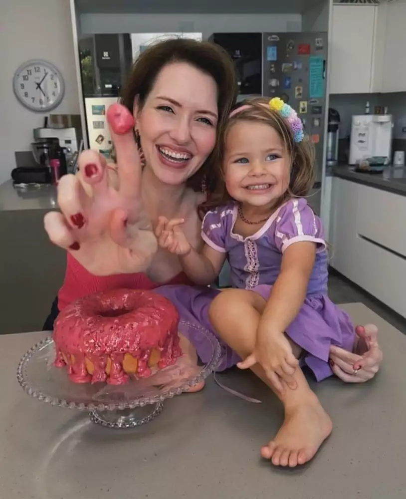 Chiara, filha de Karin e Edson Celulari, comendo bolo