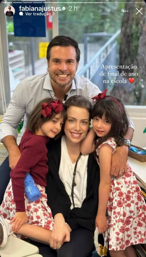 Fabiana Justus e marido, Bruno,  posam com as gêmea