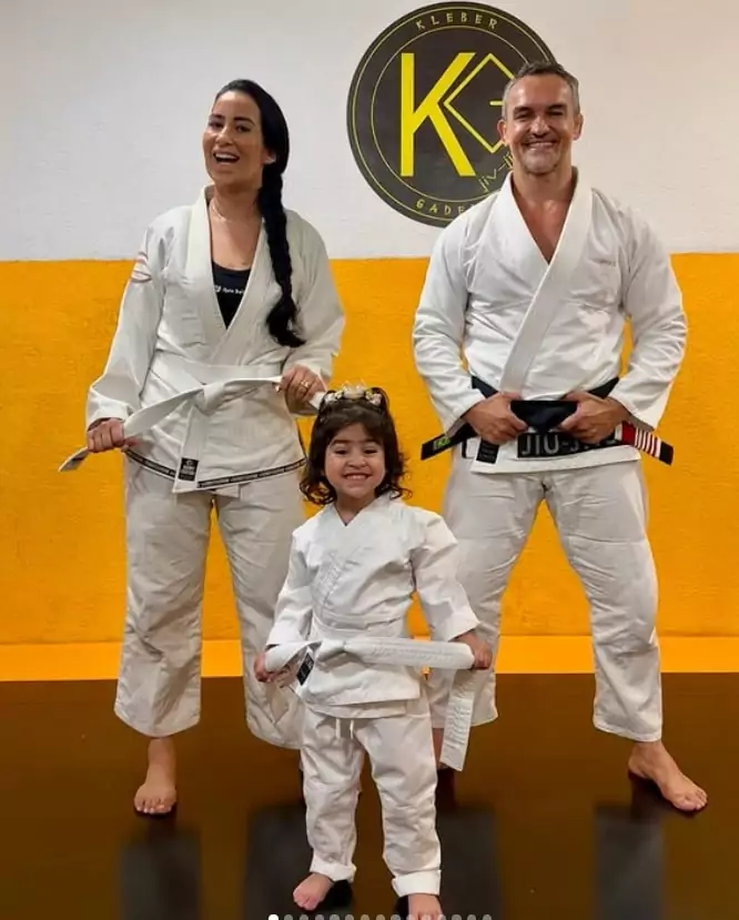 Fabíola Gadelha e sua filha posam na aula de jiu-jitsu