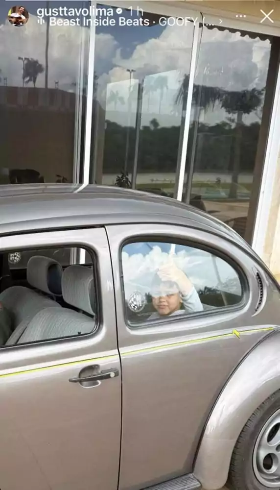 O cantor Gusttavo Lima mostra o filho em seu novo carro, um Fusca 