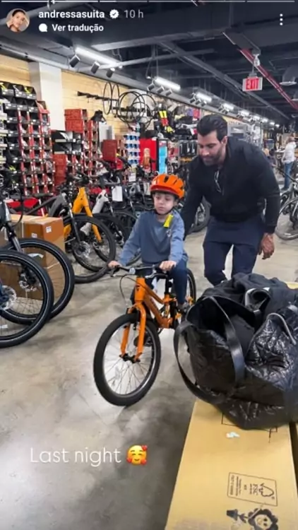 Gusttavo Lima compra bicicleta para o filho e surpreende 