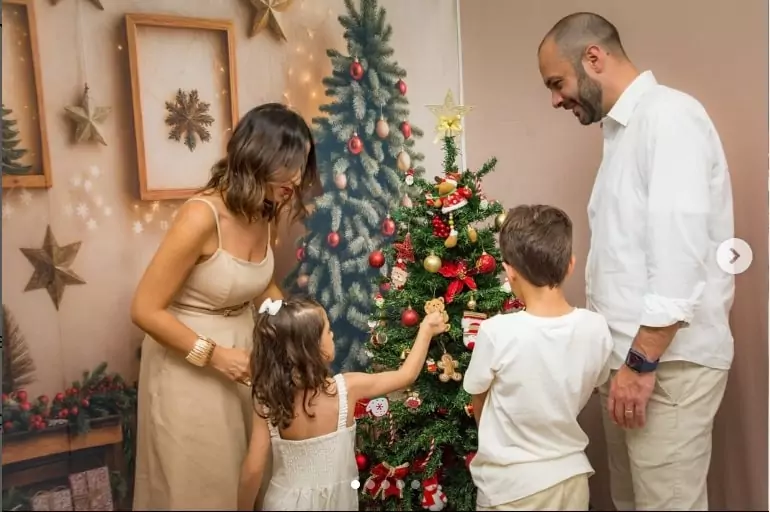 Mãe de Isabella Nardoni ao lado do marido e filhos