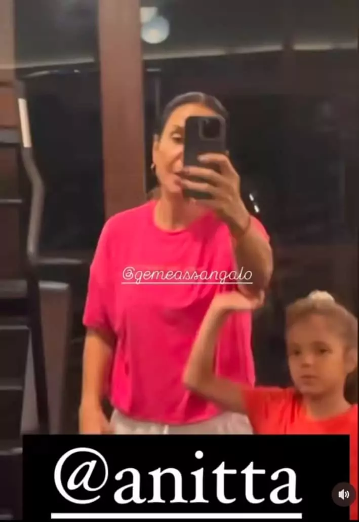 Ivete Sangalo posa com sua filha na academia