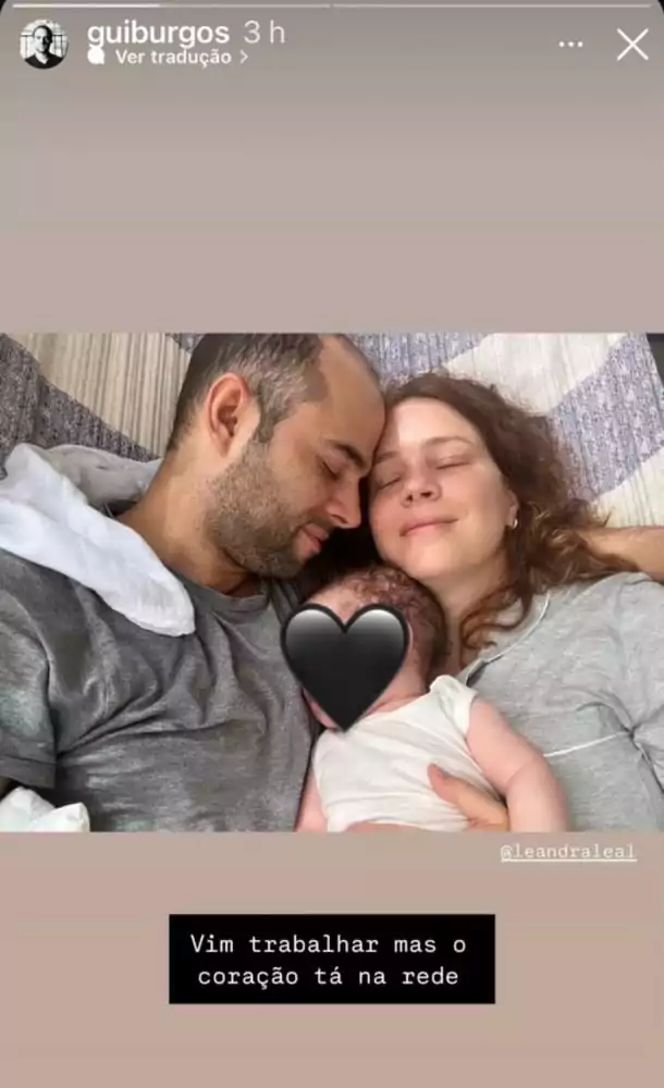 Guilherme Burgos e Leandra Leal com o filho na rede