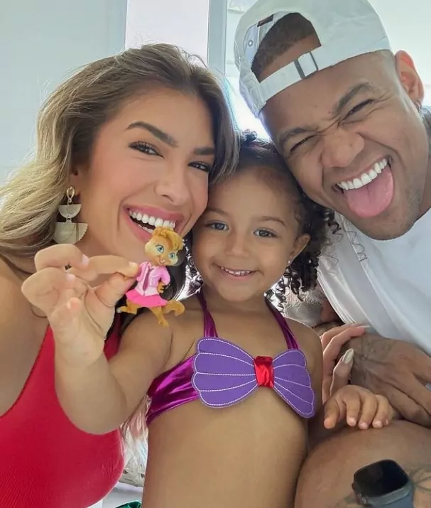 Lorena Improta e Léo Santana juntos com sua filha