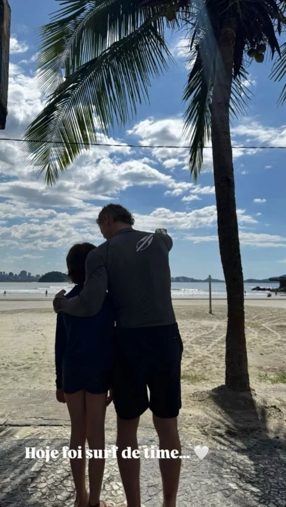 Lucas Lima junto do filho no litoral de São Paulo