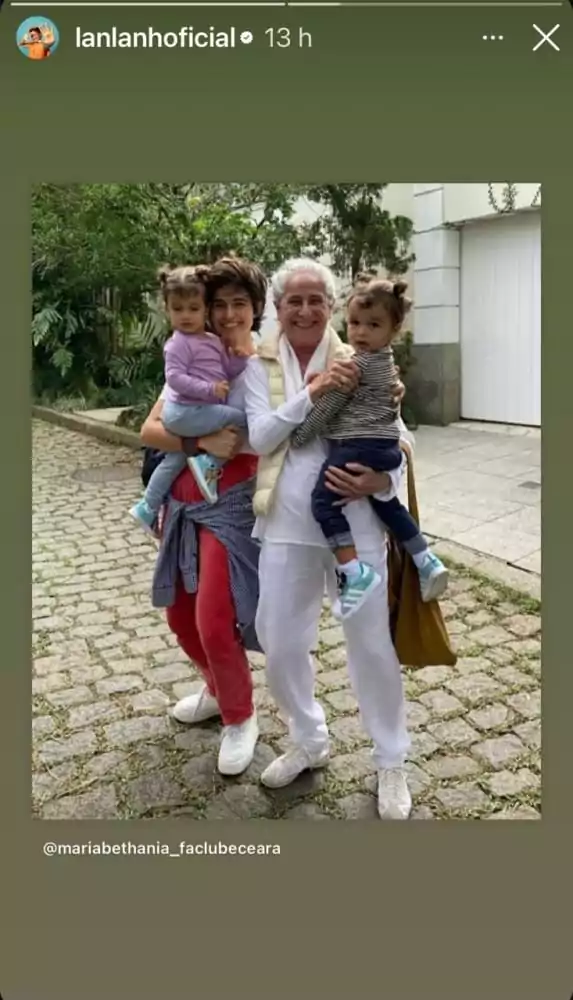 Kim e Tiê, filhas de Nanda Costa e Lan, com a amiga artista das mães, Maria Bethânia