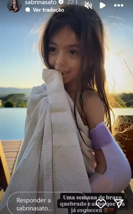 Sabrina Sato mostrando sua filha após acidente