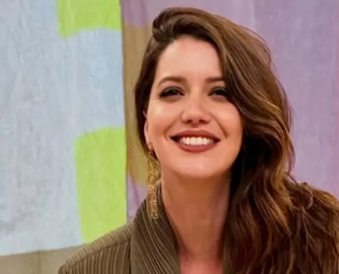 Nathalia Dill posa com sua filha e o marido em viagem a Bahia e impressiona