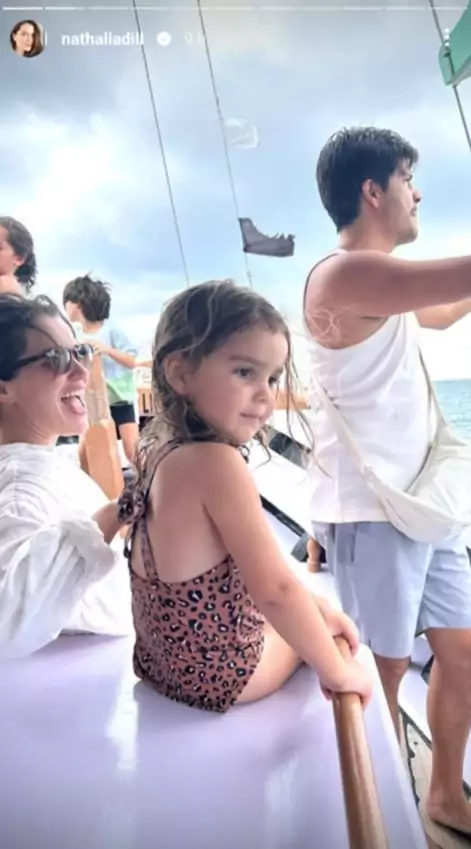 Nathalia Dill posa com sua filha e o marido em passeio de barco na Bahia e impressiona