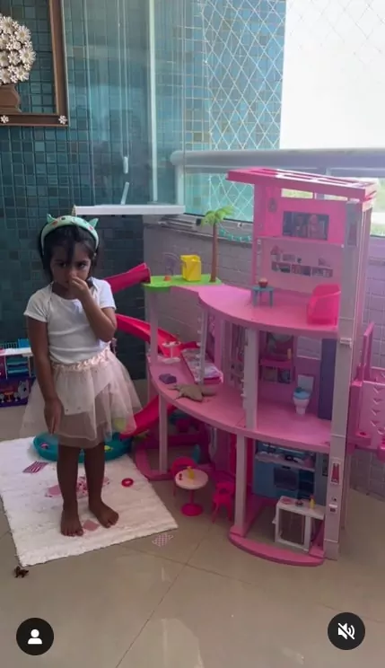 Filha de Fábio Assunção posou com uma casa de brinquedo enorme