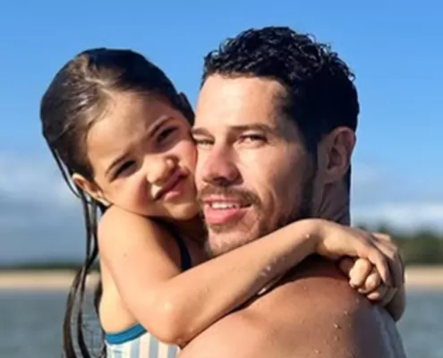 José Loreto posa com sua filha em passeio de barco na Bahia e surpreende