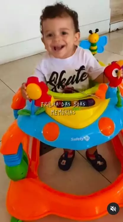 Filho adotivo de Mara Maravilha quando ainda era bebê