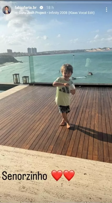 Filho caçula de Patrícia Abravanel surge se divertindo em viagem de férias e impressiona