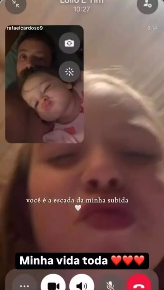 Helena e Aurora, filhas de Rafael Cardoso, em uma vídeo chamada