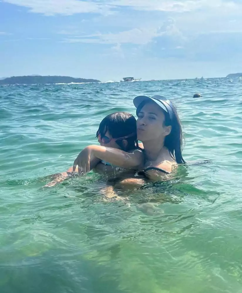 Clara, filha de Tatá e Rafael Vitti, aproveitando as férias na praia 