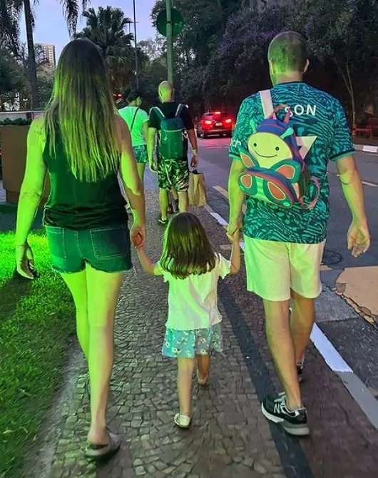 Tiago Leifert e Daiana Garbin juntos de sua filha