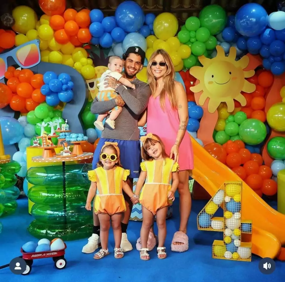 Zé Felipe e Virgínia fazem pool party para comemorar o mesversário do bebê