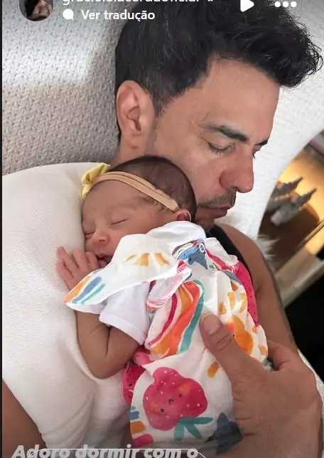 Zezé Di Camargo com sua filha recém-nascida, a pequena Clara